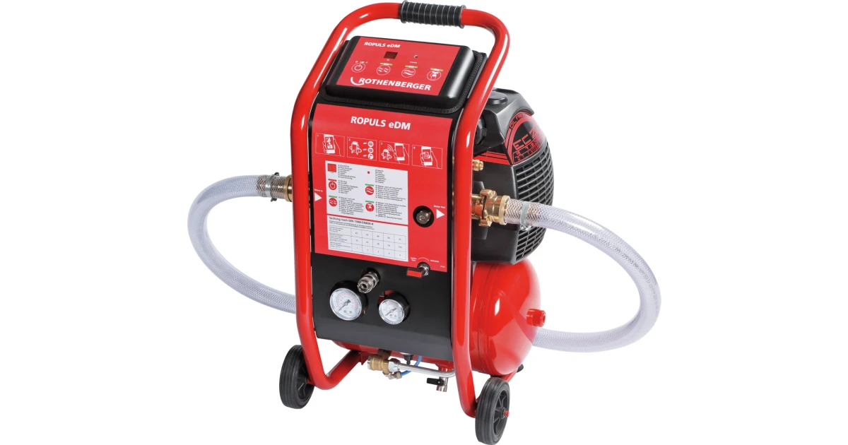 Technicien réalisant un désembouage avec matériel professionnel